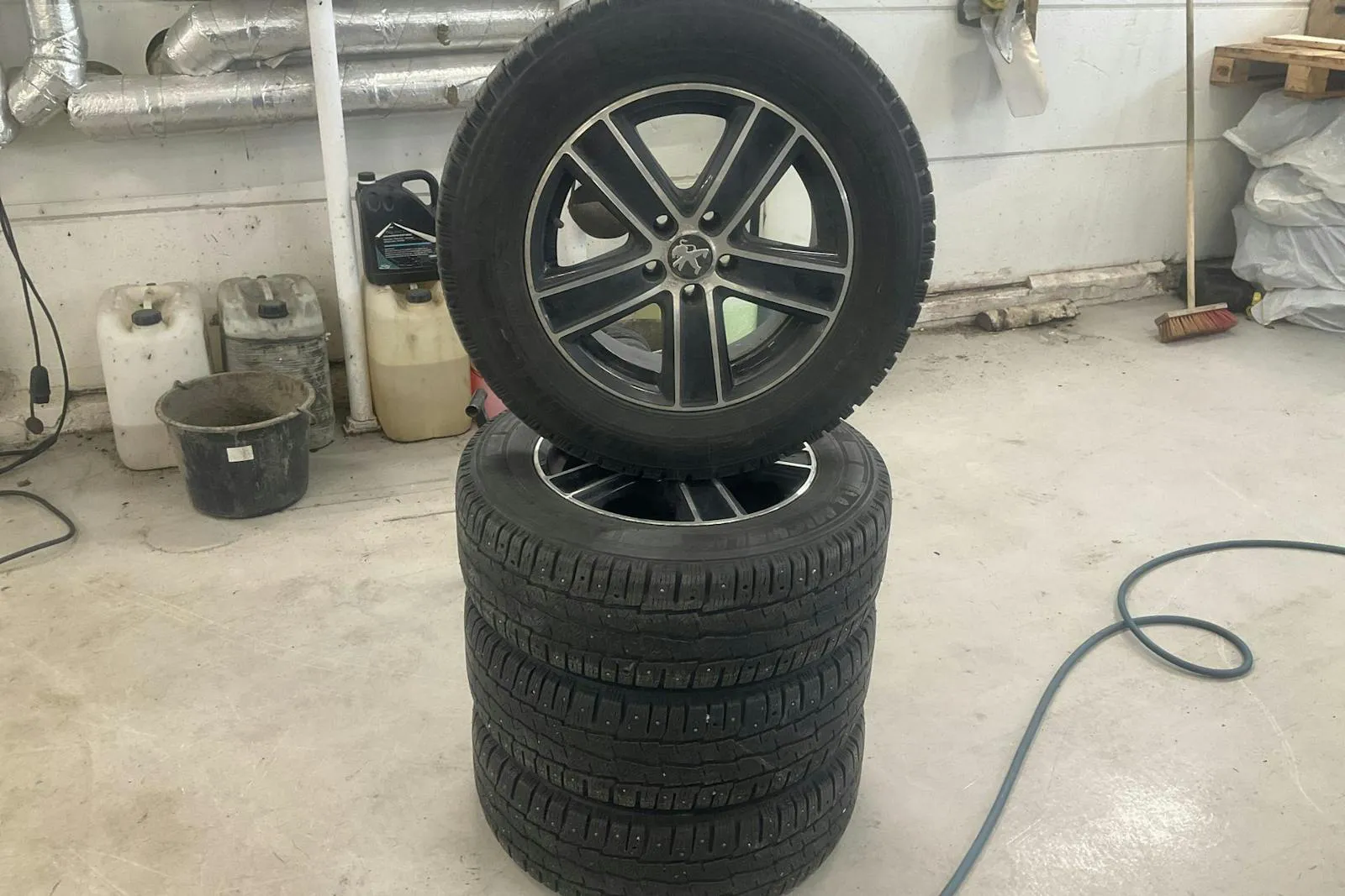 Vehicle image 16