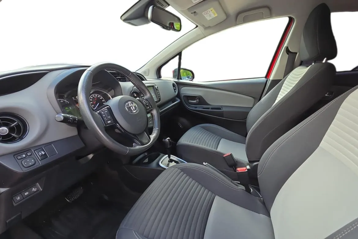 Vehicle image 10