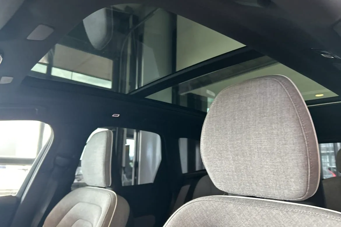 Vehicle image 26