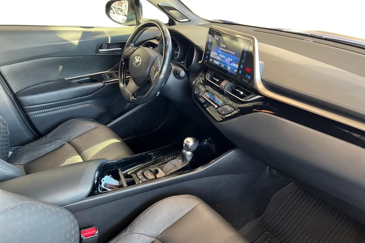 Vehicle image 6