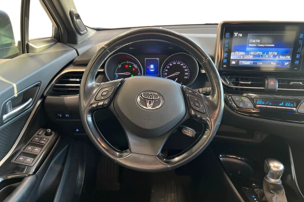 Vehicle image 10