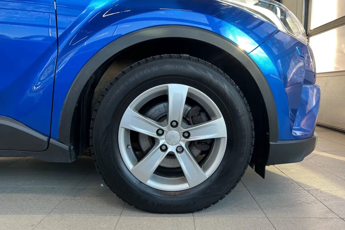 Vehicle image 16