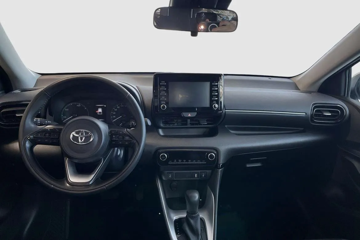 Vehicle image 10