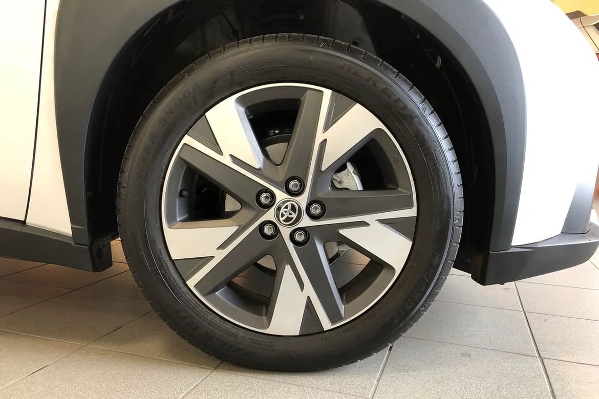 Vehicle image 16