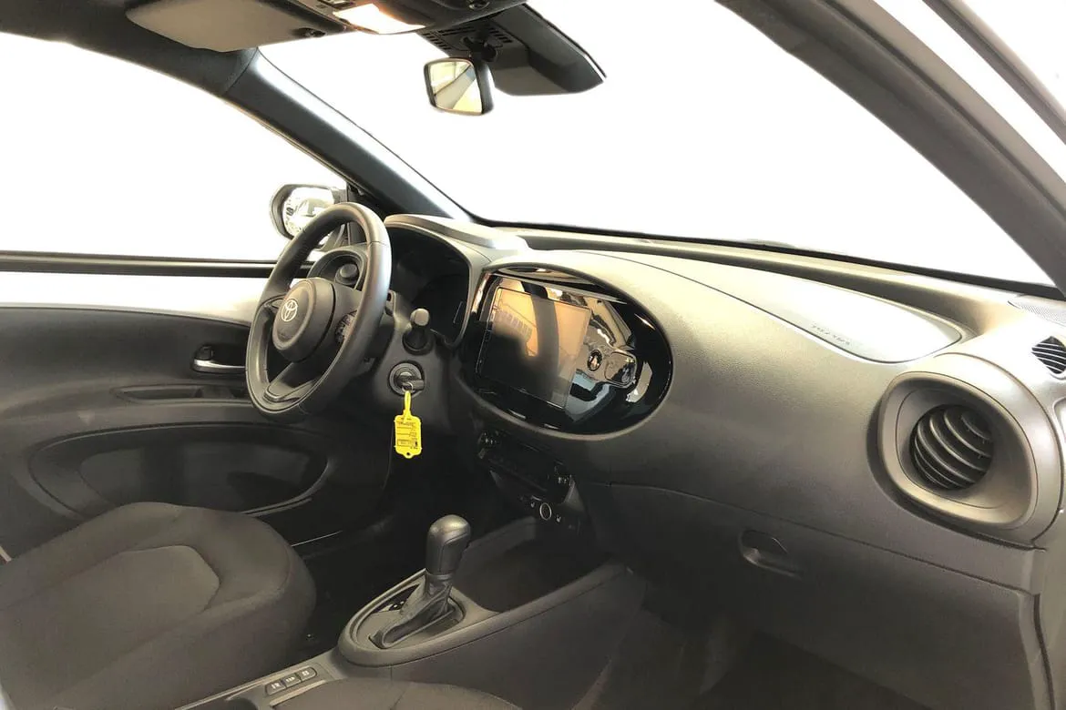 Vehicle image 6