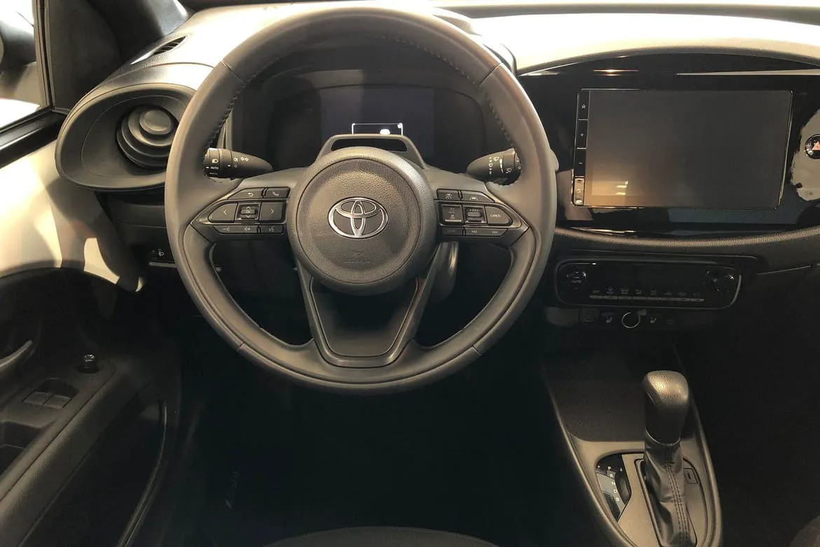 Vehicle image 10