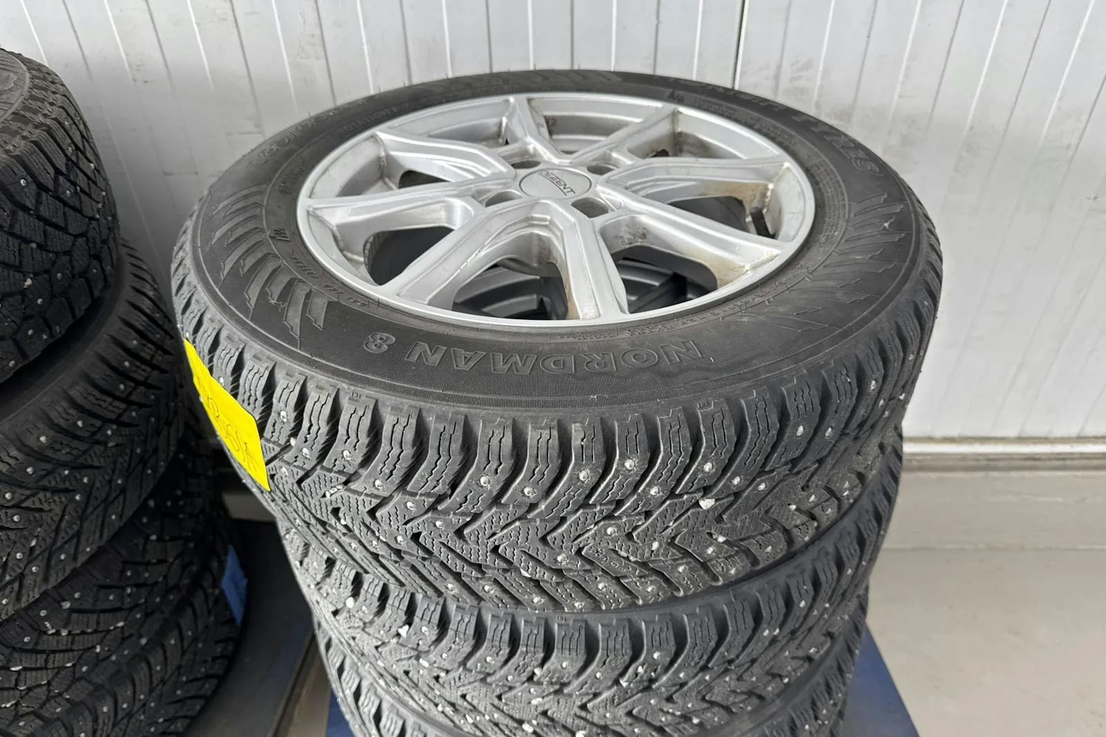 Vehicle image 14