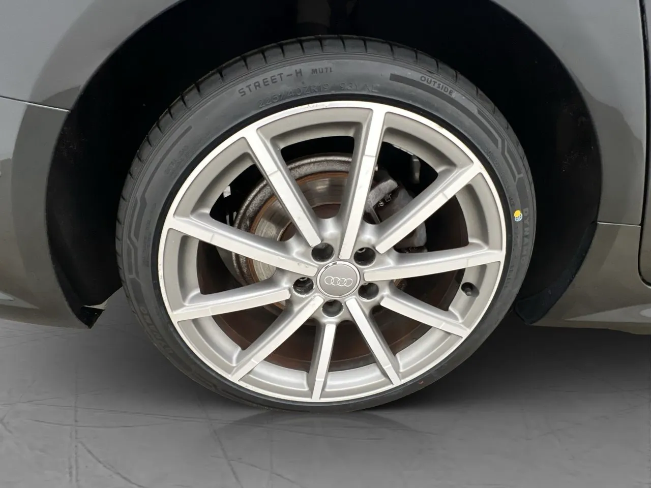 Vehicle image 25