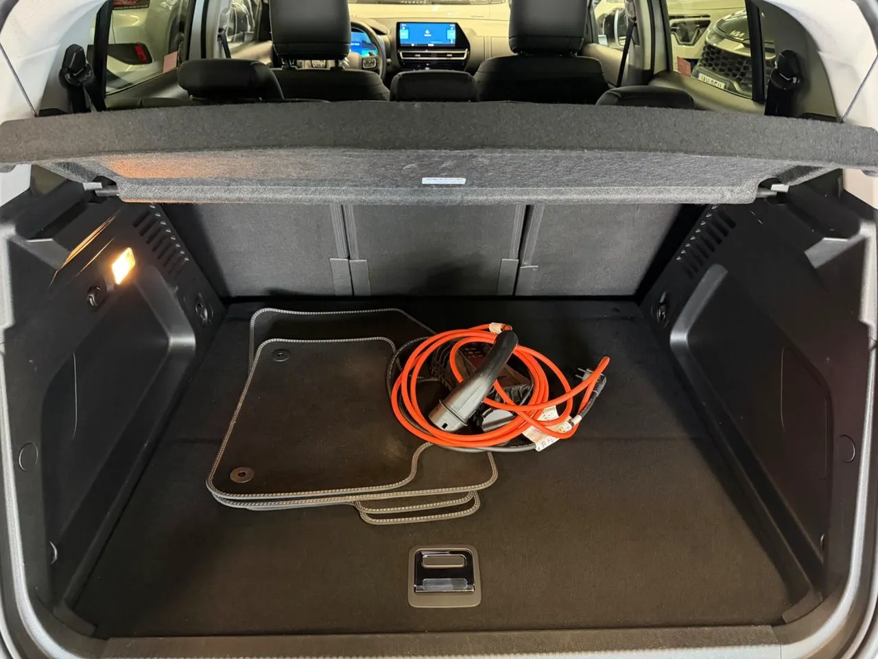 Vehicle image 15