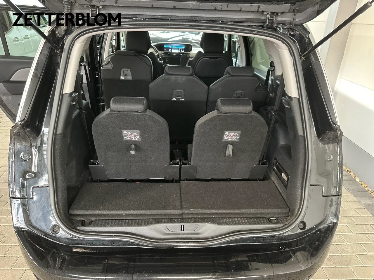 Vehicle image 16
