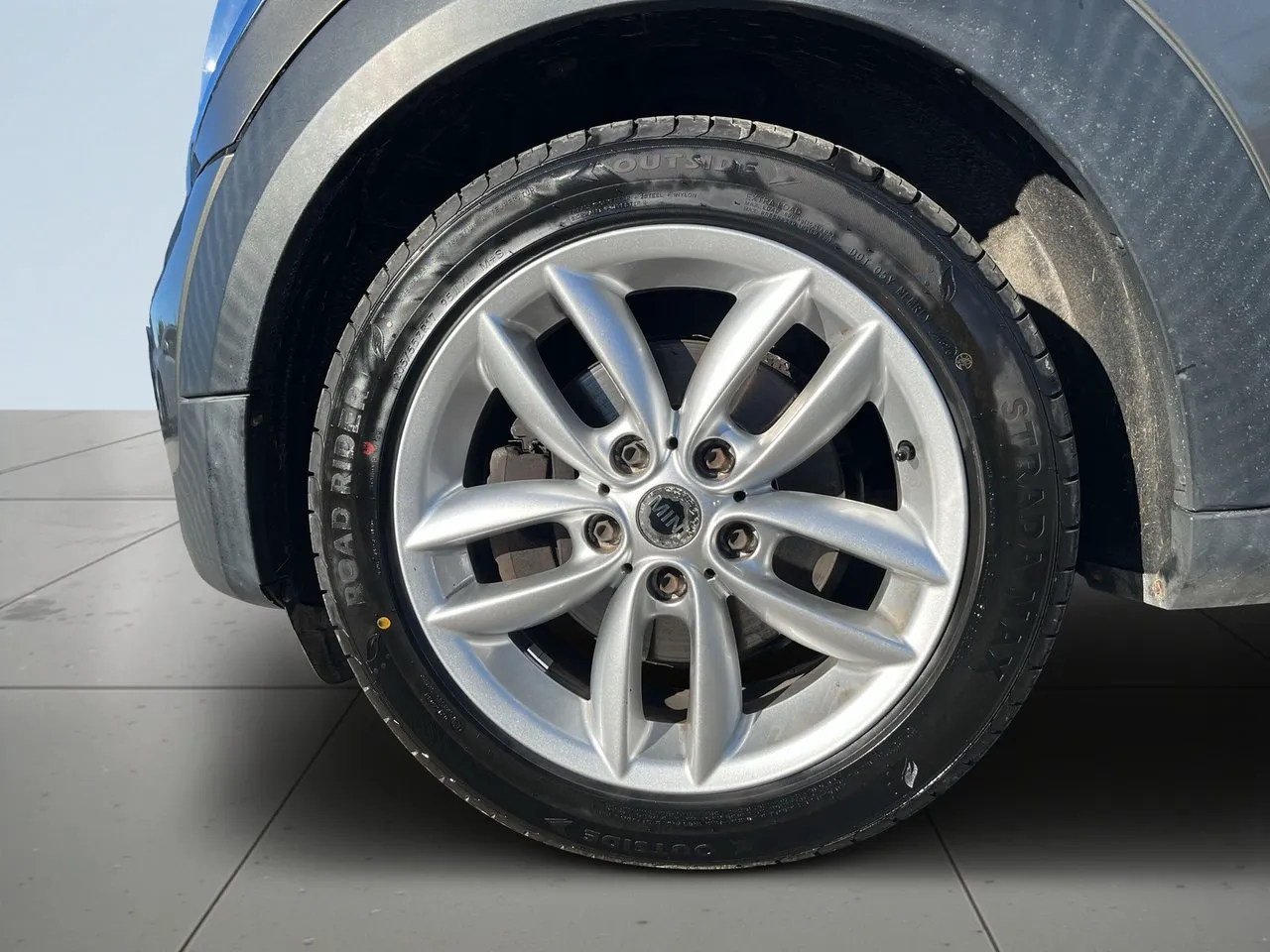 Vehicle image 13