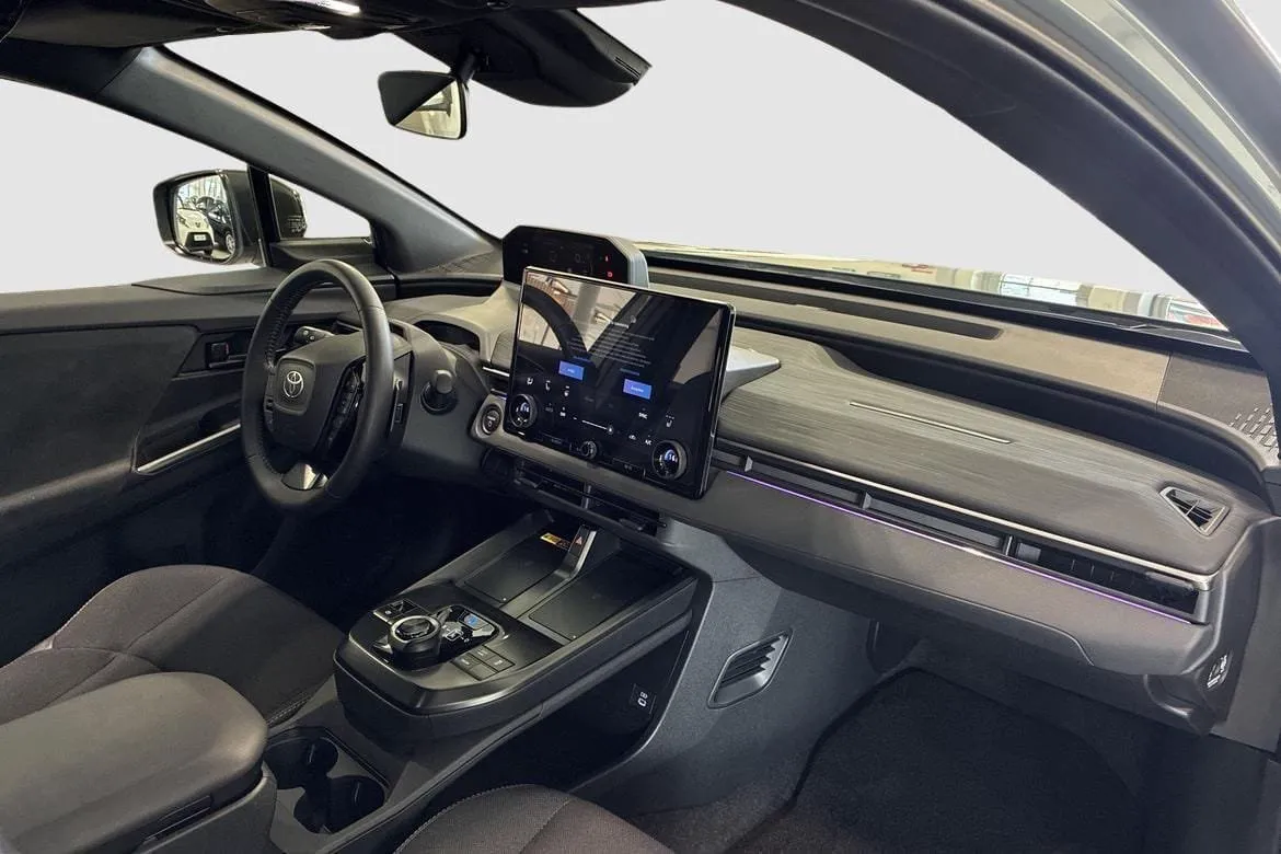 Vehicle image 7