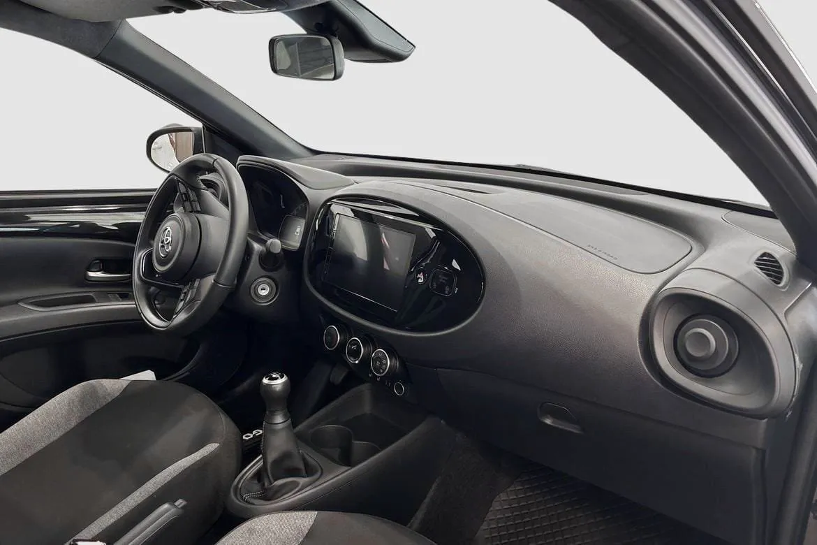 Vehicle image 7