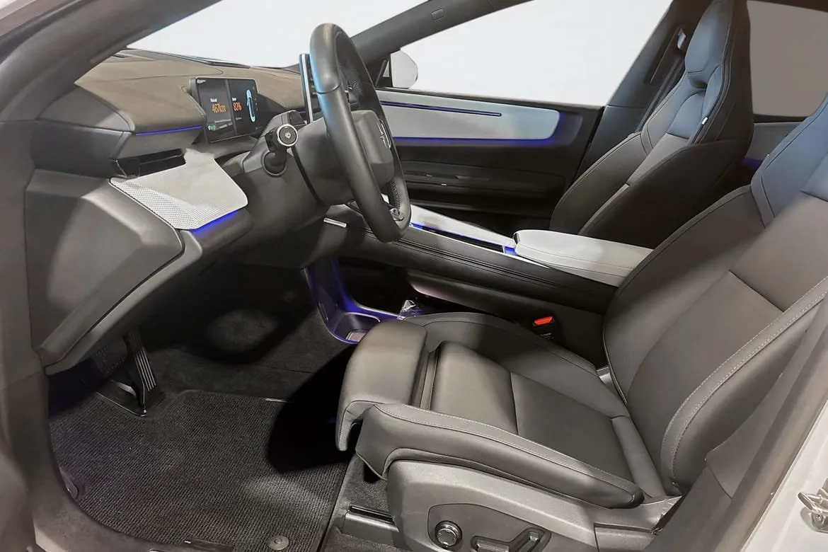 Vehicle image 10
