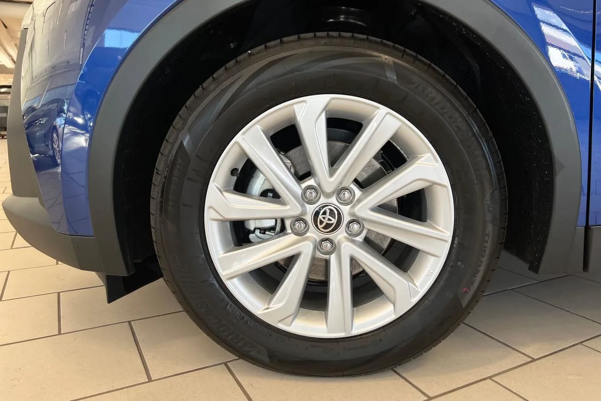 Vehicle image 16