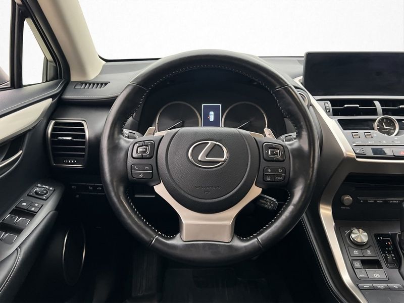 Lexus NX bild 15