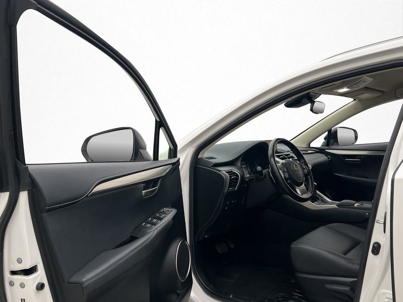 Lexus NX bild 12