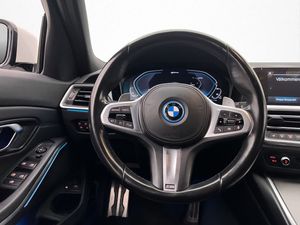 BMW 330 bild 14