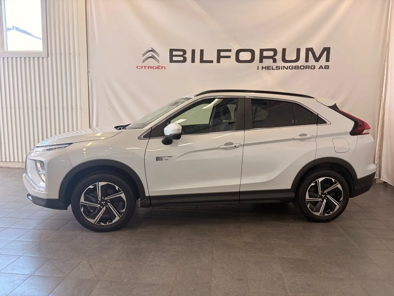Vehicle image 15