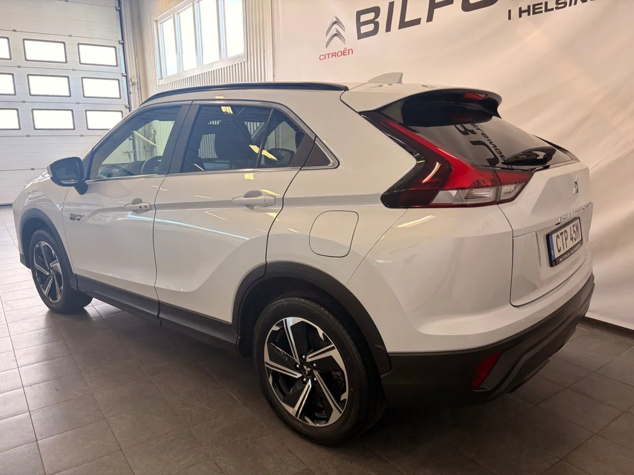 Vehicle image 16