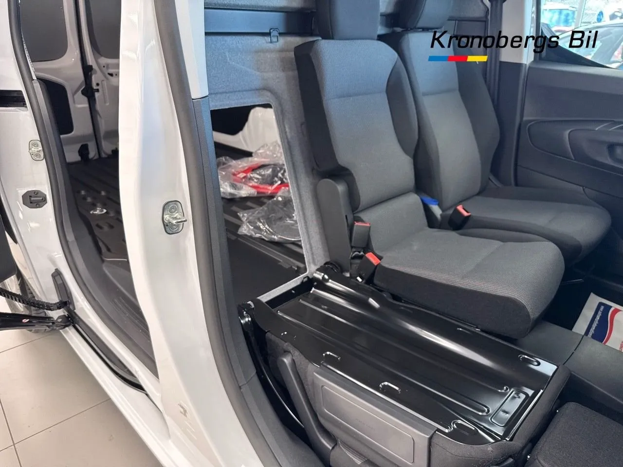 Vehicle image 18