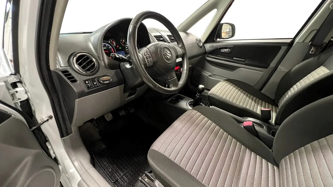 Vehicle image 9