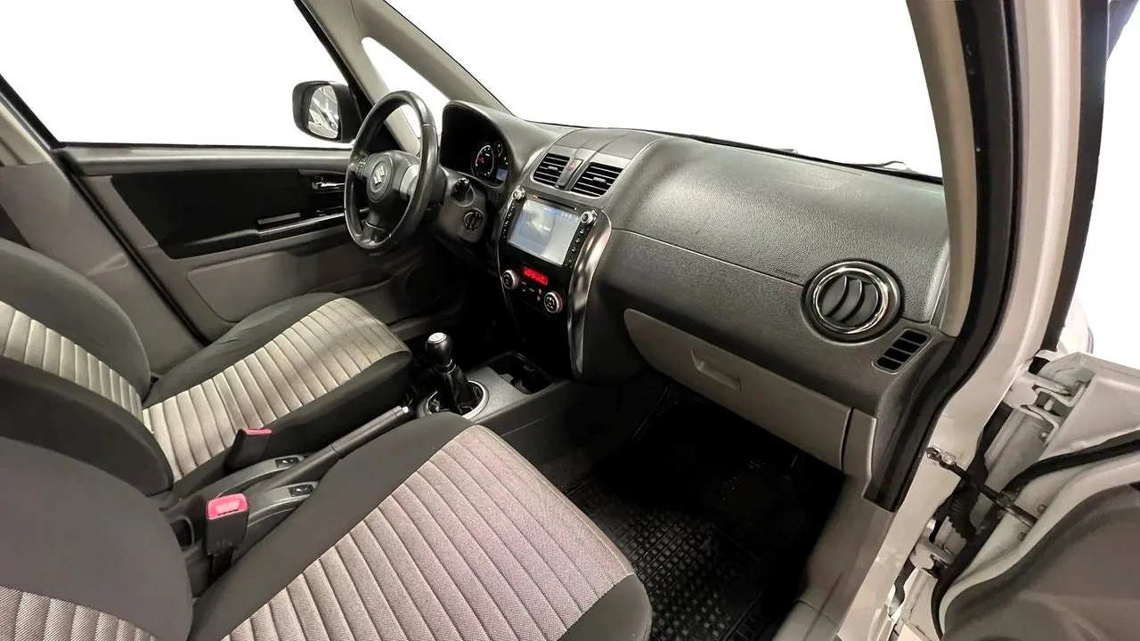 Vehicle image 15