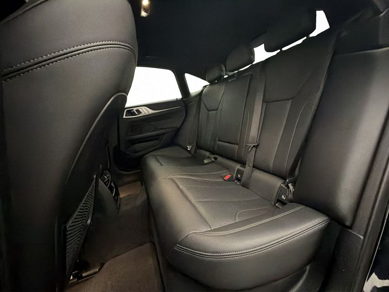 BMW i4 bild 28