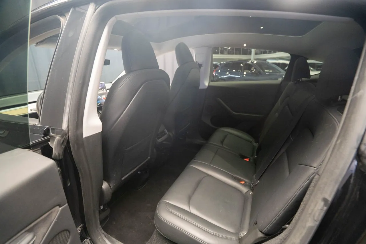 Vehicle image 18