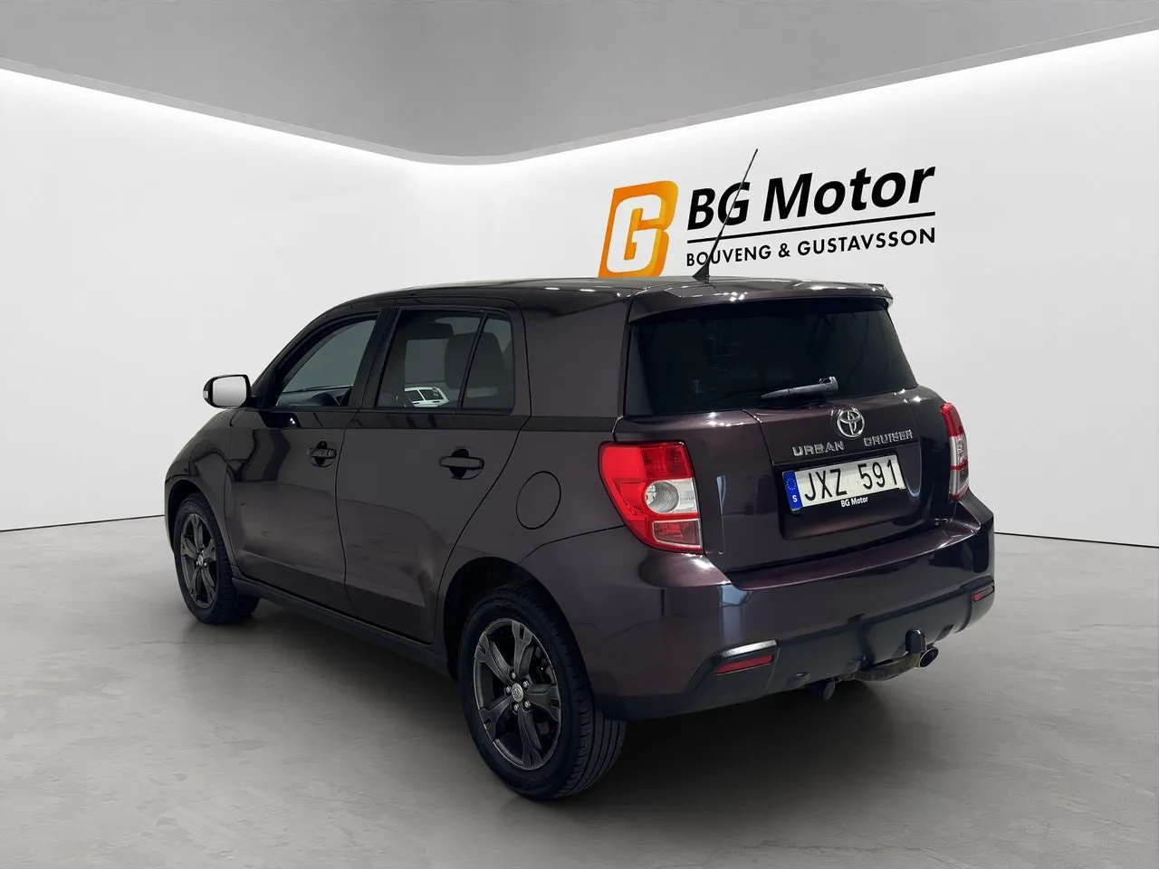 Vehicle image 5
