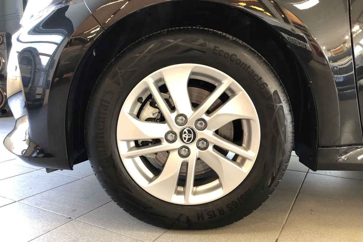 Vehicle image 16