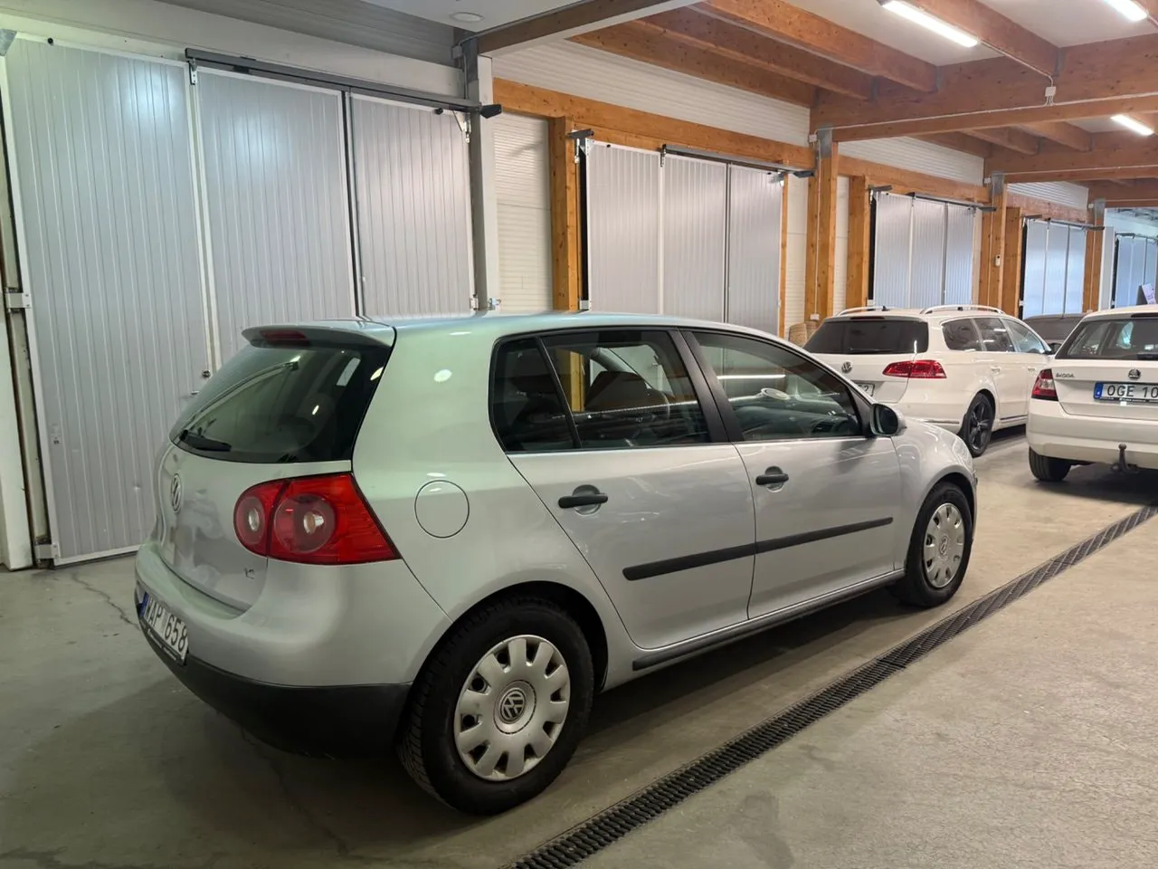 Vehicle image 10