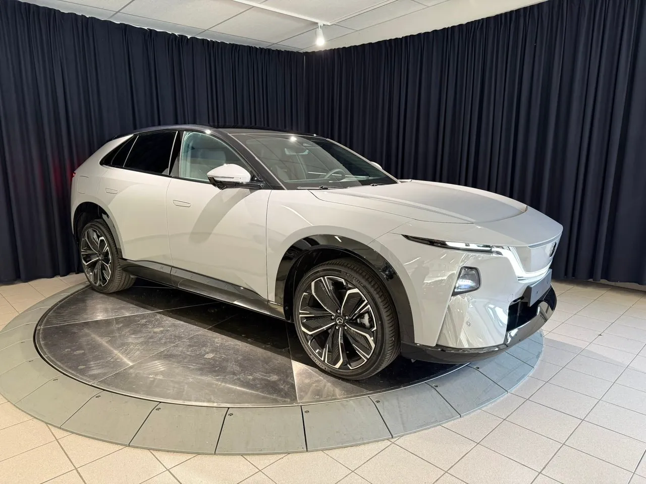 Vehicle image 7