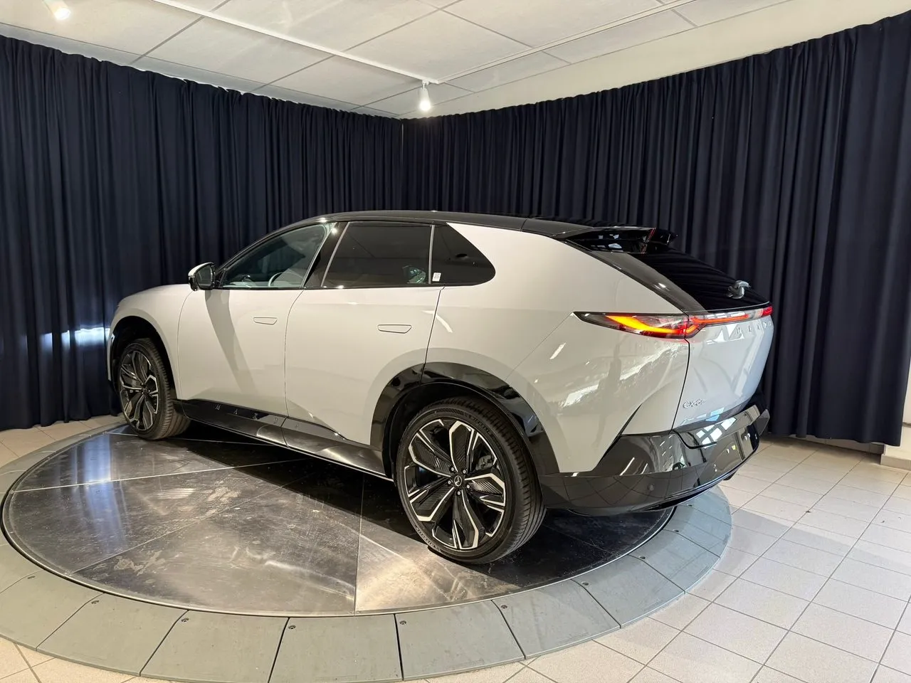 Vehicle image 3