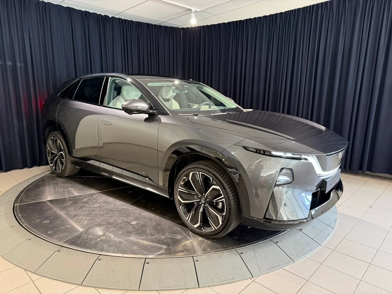 Vehicle image 7