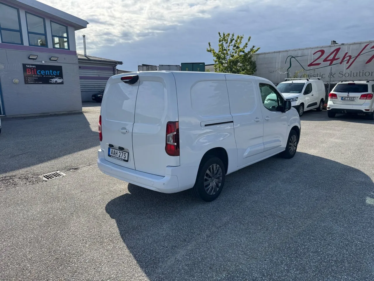 Vehicle image 5