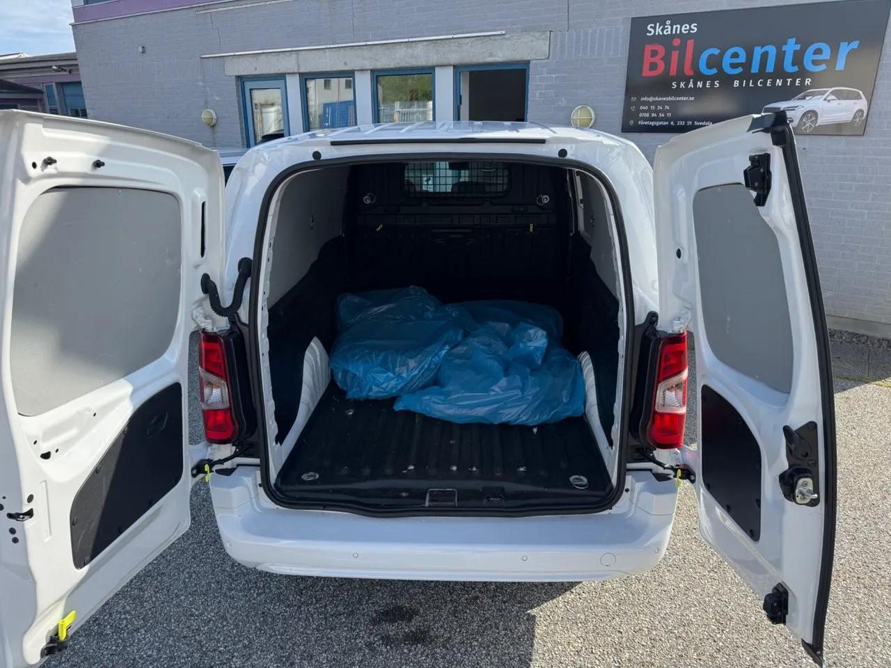 Vehicle image 15