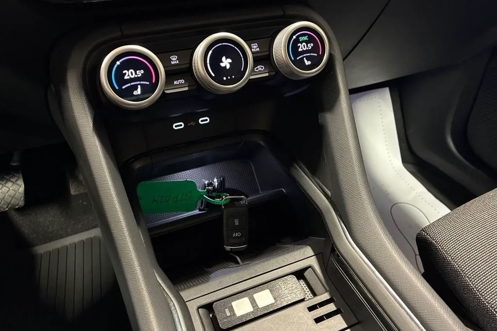 Vehicle image 25