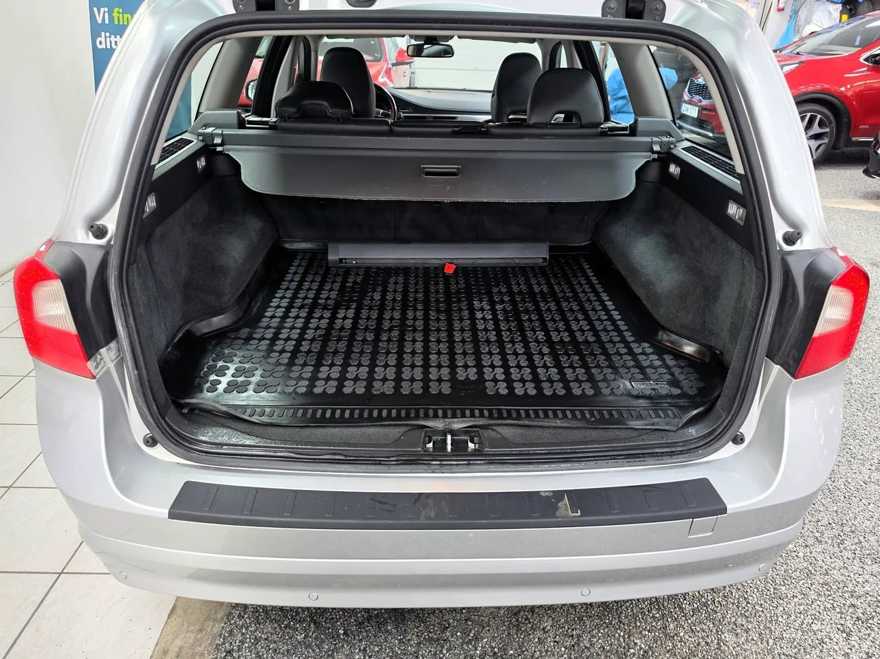 Vehicle image 16