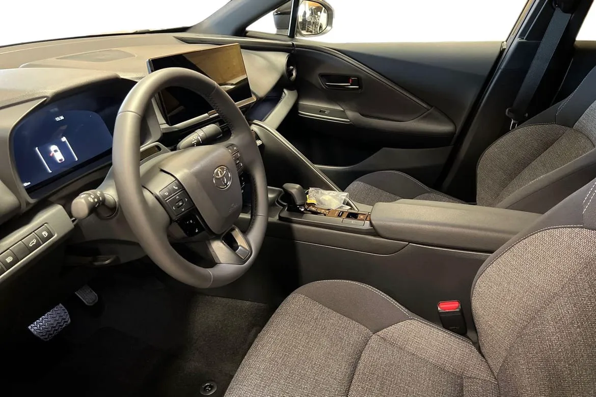 Vehicle image 13