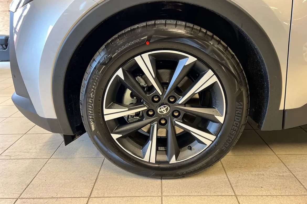 Vehicle image 16