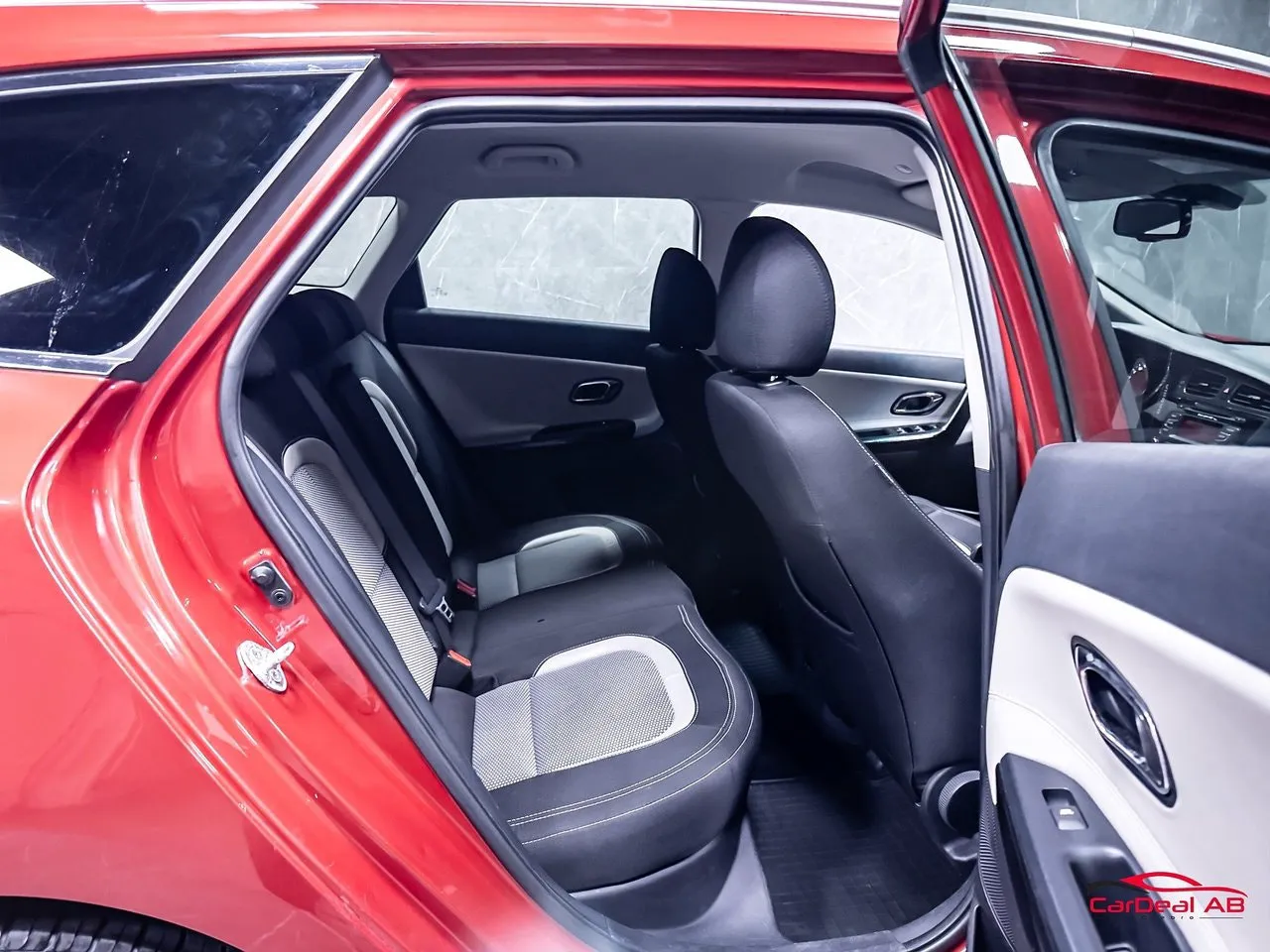 Vehicle image 15
