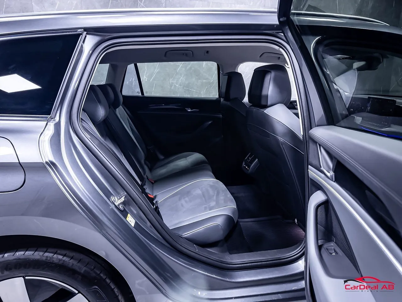 Vehicle image 15