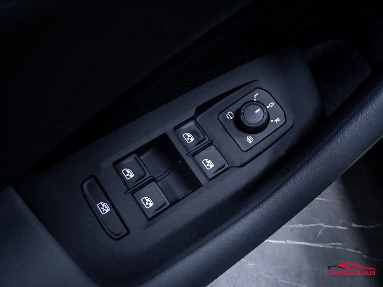 Vehicle image 32