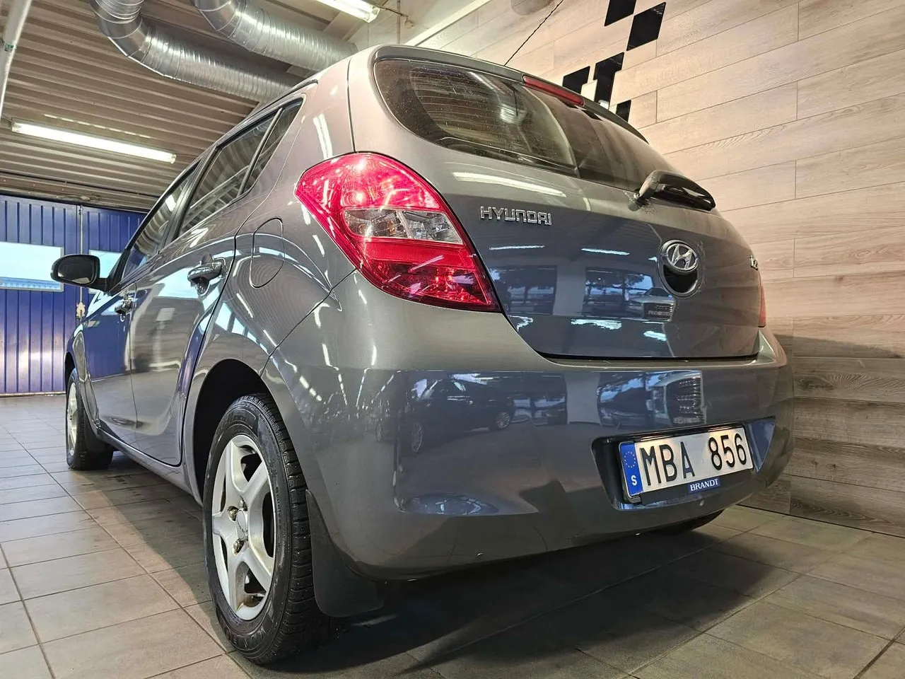 Vehicle image 18