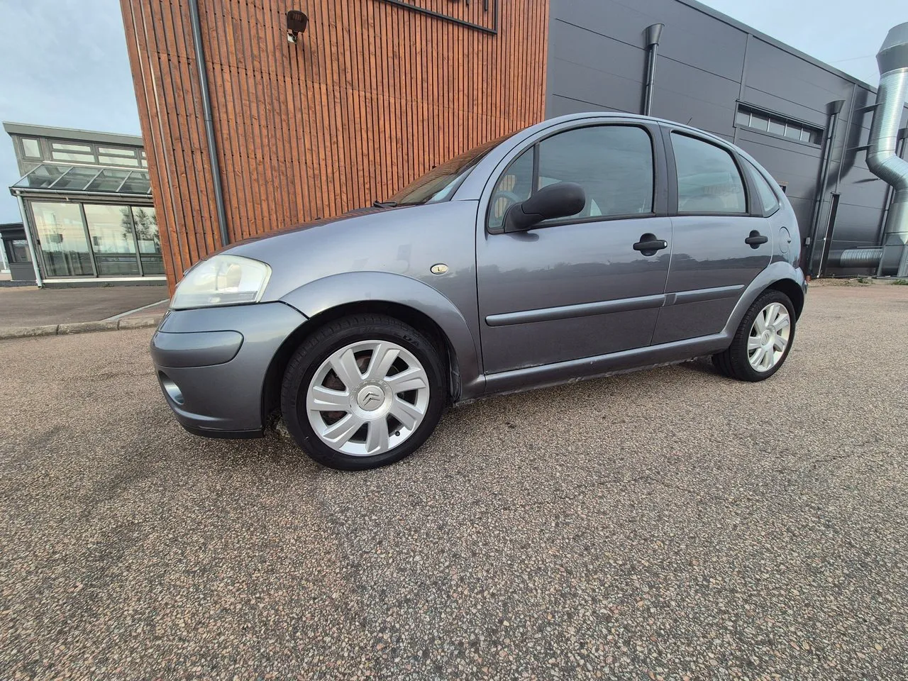 Vehicle image 3