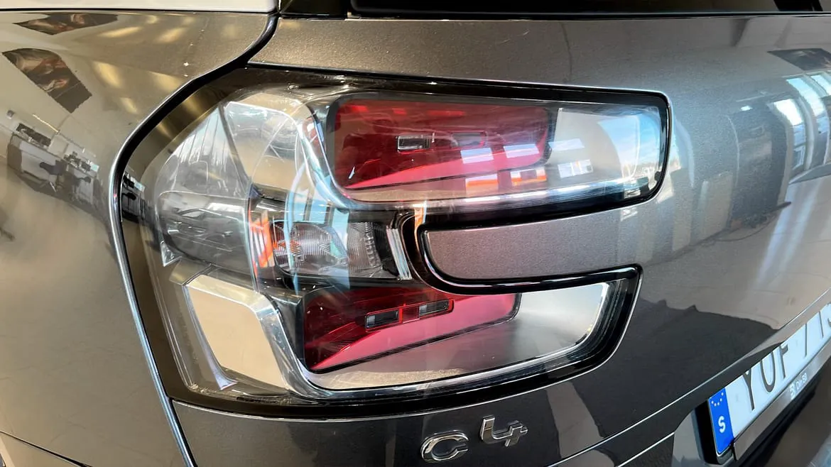 Vehicle image 14
