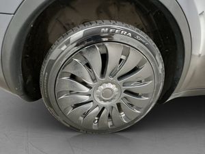 Tesla Model Y bild 32