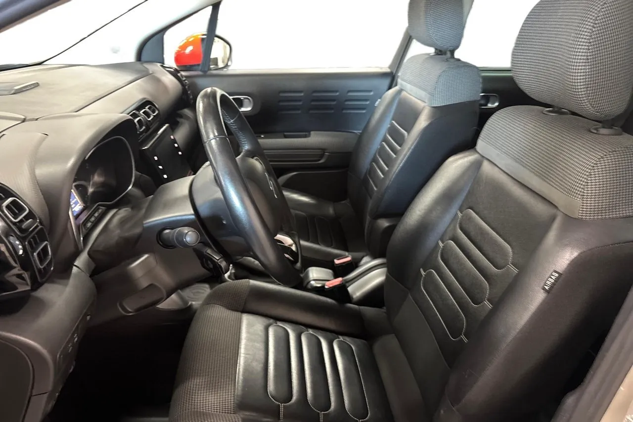 Vehicle image 11