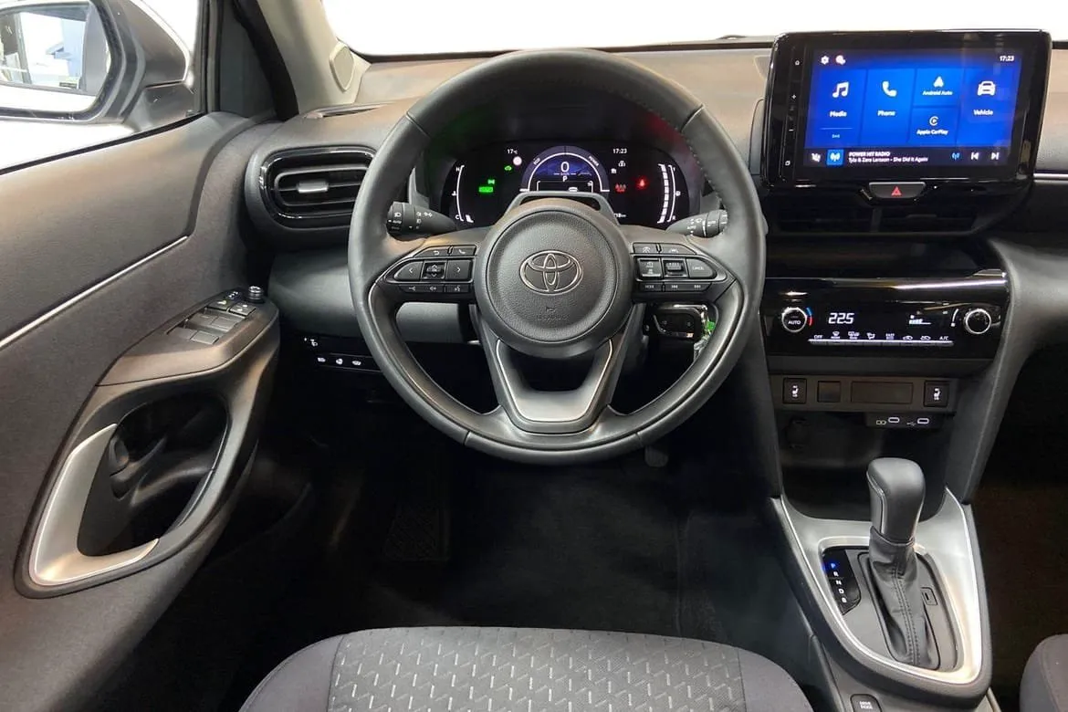 Vehicle image 10